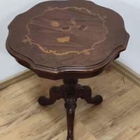 Tavolino basso intarsiato con treppiede, anni '60