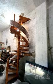 Scala a chiocciola artigianale in legno massello