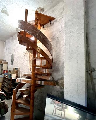 Scala a chiocciola artigianale in legno massello