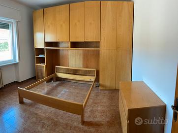 Camera più madie e tavolo