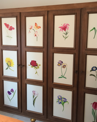 Armadio con 18 fiori dipinti a mano