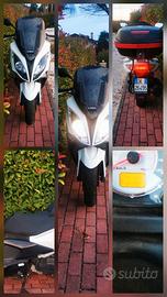 Scooter Kymko 300 X citing.