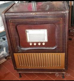 Radio d'epoca a valvole perfettamente funzionante 