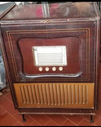 Radio d'epoca a valvole perfettamente funzionante 
