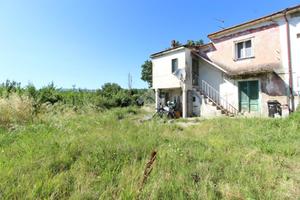 CASA SEMINDIPENDENTE A MONSUMMANO TERME