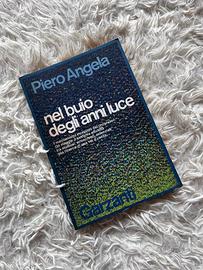 📘 Nel buio degli anni luce (1977 – Garzanti)