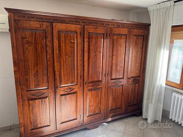 Mobili color legno ciliegio