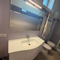 Lavabo in vetro bianco temperato,  elegante.