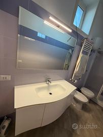 Lavabo in vetro bianco temperato,  elegante.