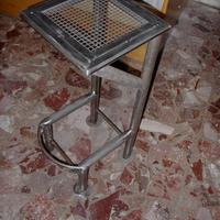 Sgabello artigianale in ferro per chitarrista