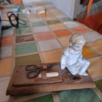 figura in porcellana e set da cucito con specchio