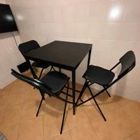 Tavolo snack bar con sedie