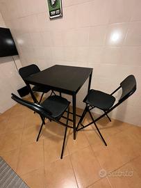 Tavolo snack bar con sedie