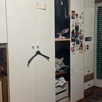 Cameretta con letto a castello e armadi integrati