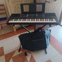 Yamaha PSR-E373, 61 Tasti + Custodia e Cavalletto.