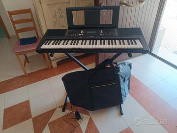 Yamaha PSR-E373, 61 Tasti + Custodia e Cavalletto.