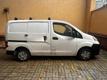 Nissan nv 200