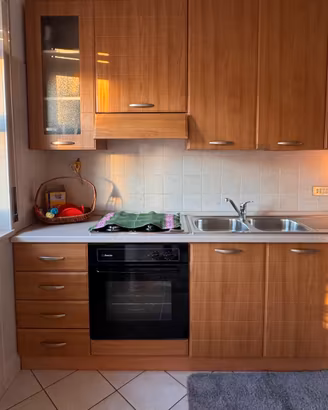 cucina compelta di frigorifero cappa e forno