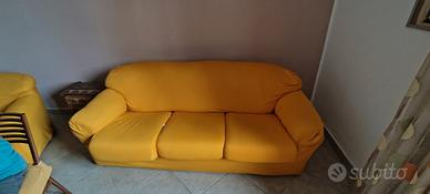 divano compreso di una poltrona