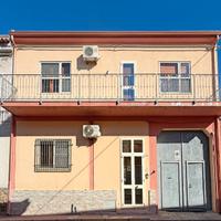 Casa indipendente bilivelli con cortile