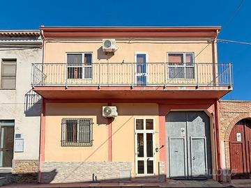 Casa indipendente bilivelli con cortile
