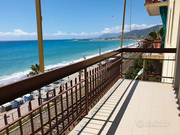 Trilocale sul mare a giugno Pietra Ligure