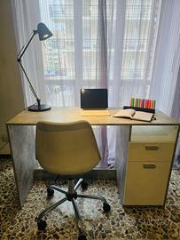 Scrivania con sedia e lampada