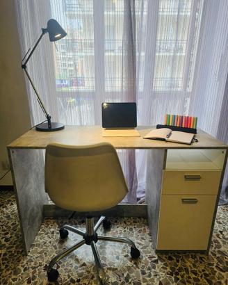 Scrivania con sedia e lampada