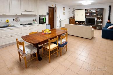 Guastameroli ampio appartamento 128mq e soffitta