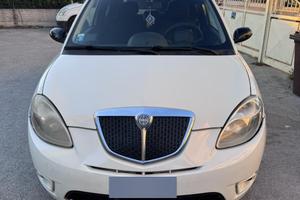 Lancia Ypsilon momo design 105cv