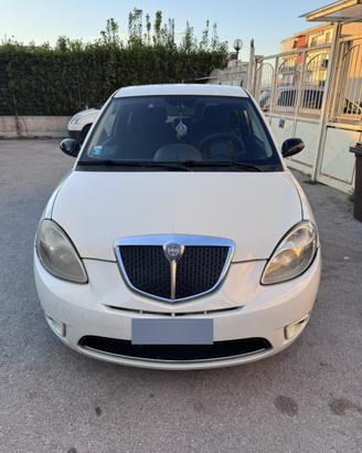Lancia Ypsilon momo design 105cv