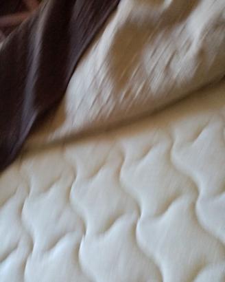 Letto singolo con testiera in ottone e materasso