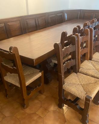 Tavolo in legno con cassapanca e sedie
