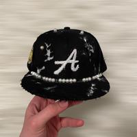 Cappello snapback nero custom con perle e logo “A”