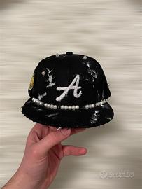 Cappello snapback nero custom con perle e logo “A”