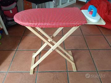 Gioco asse da stiro con ferro da stiro in legno