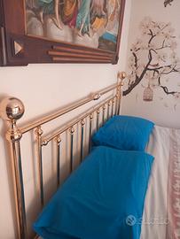 Letto on ottone