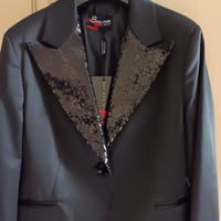 Giacca in raso con collo revers in paillettes
