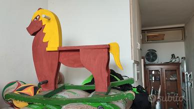 cavallo a dondolo 