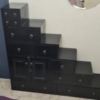 cassettiera a scaletta di colore marrone scuro