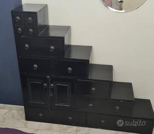 cassettiera a scaletta di colore marrone scuro