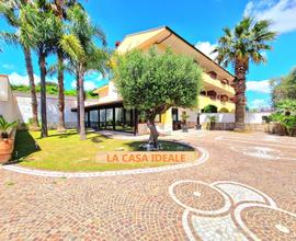 Villa con giardino e cortile a Marano di Napoli