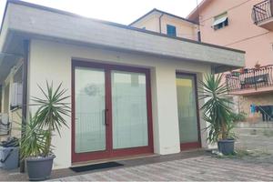 Osimo Stazione: Ufficio di 40 Mq. con Ampia Corte