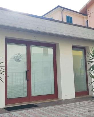 Osimo Stazione: Ufficio di 40 Mq. con Ampia Corte