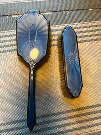 Spazzole capelli e abiti art deco