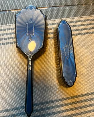 Spazzole capelli e abiti art deco