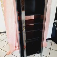 Mobile in legno con ante in vetro