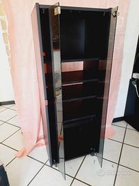 Mobile in legno con ante in vetro