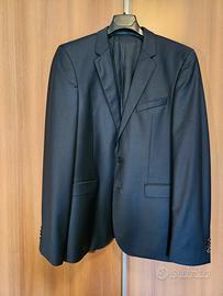 Completo uomo Hugo Boss nero.