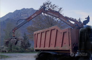 Cassa con gru scarrabile